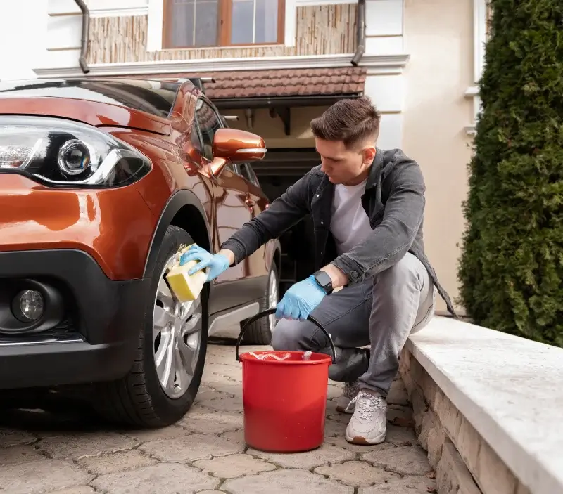 Lavage auto à domicile Marigny-Le-Lozon : professionnel intervenant sur un véhicule